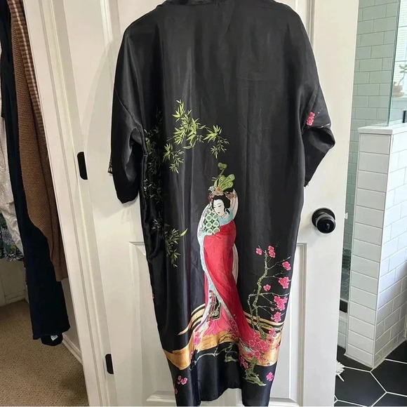 EUC vintage Geisha silky feel robe. Bought in Hong Kong. One size. Beautiful! - Picture 3 of 7